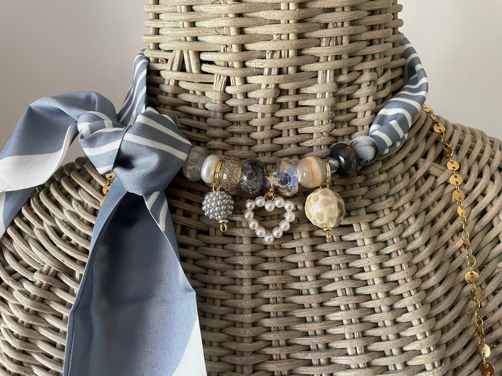 Sjaalketting® - Grijs streep met parel hartje