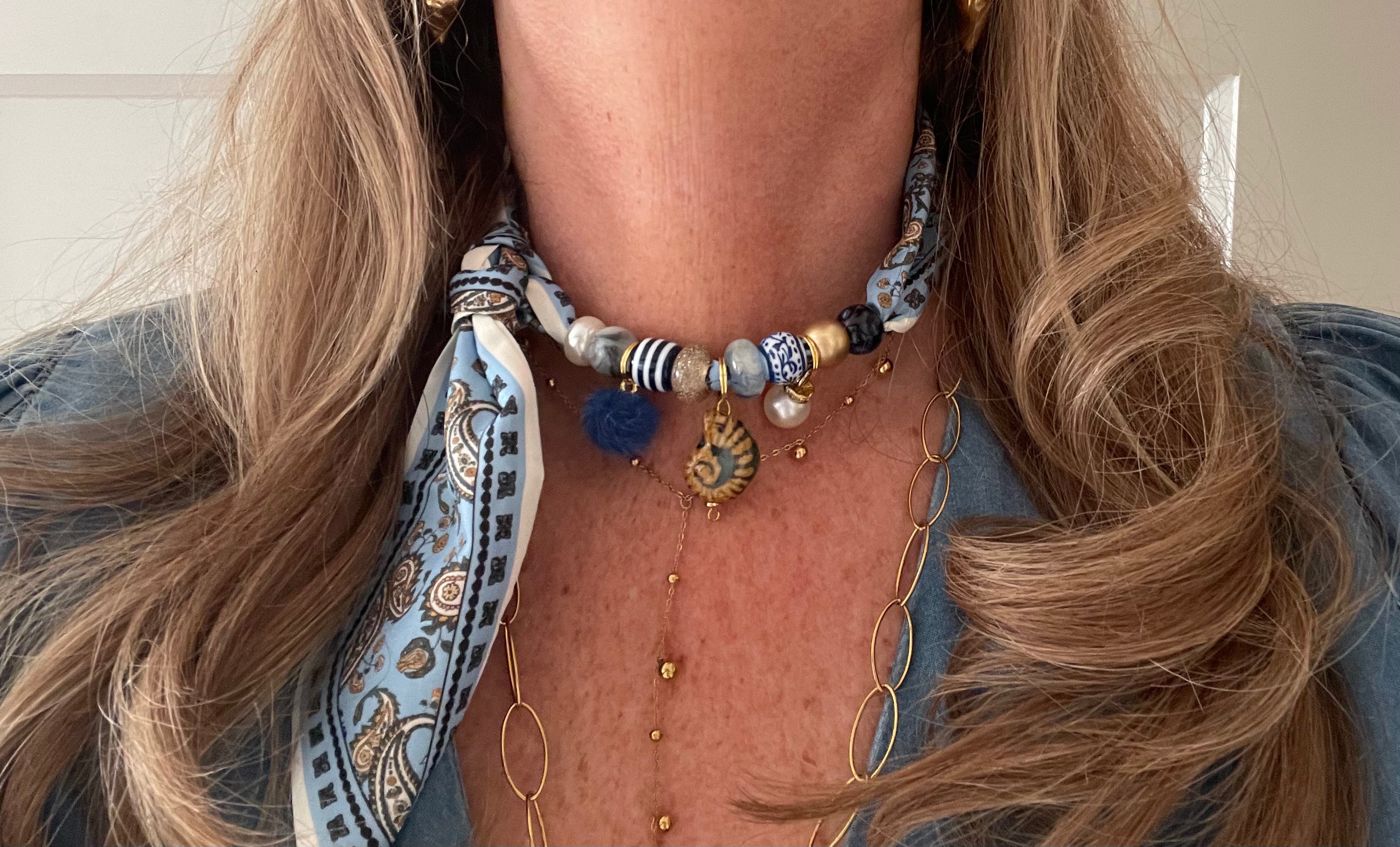 Sjaalketting - Licht blauw paisley cognac