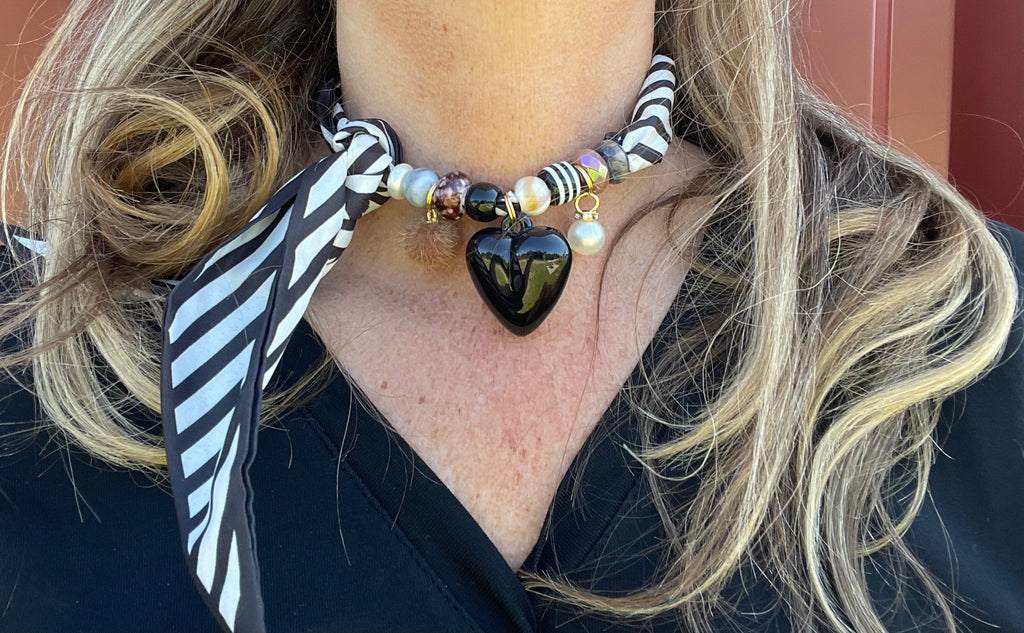 Sjaalketting- Zwart wit streep met zwart hart