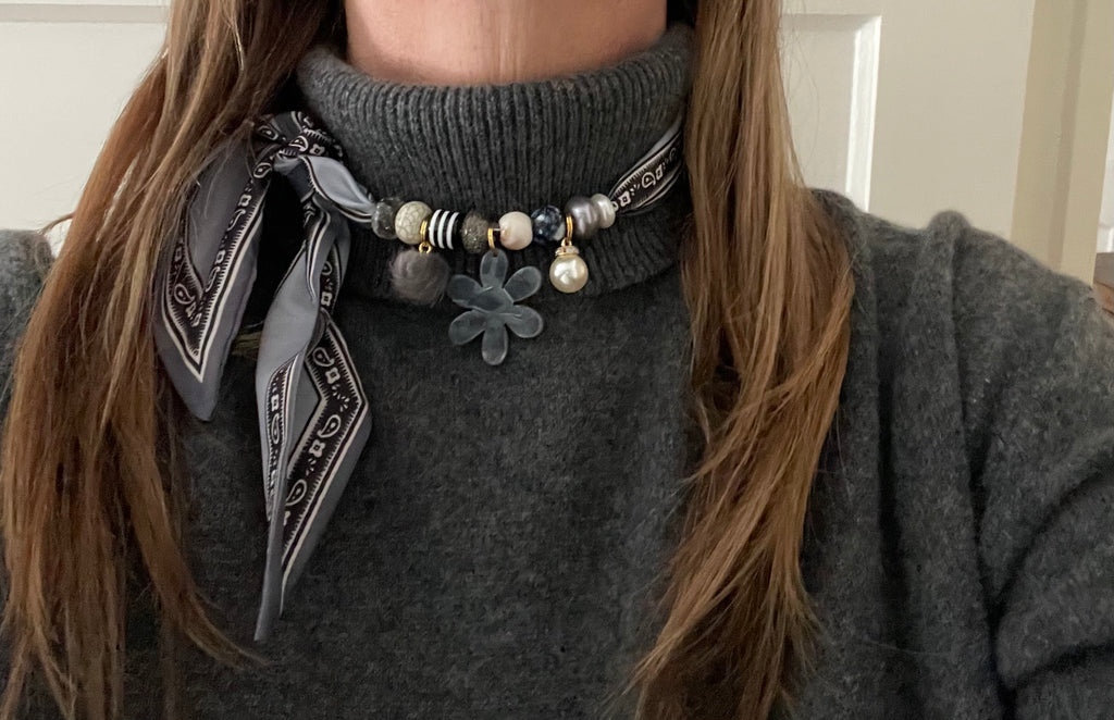 Sjaalketting® - Grijs bloem