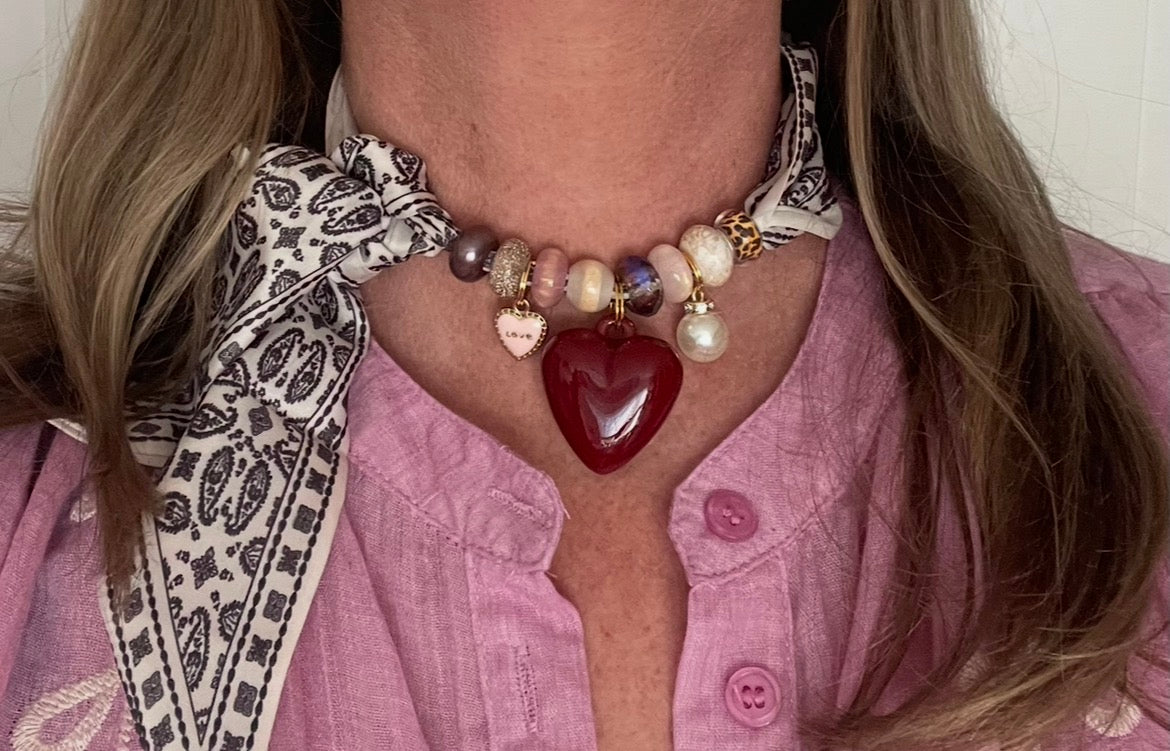 Sjaalketting-Beige met bordeaux hart