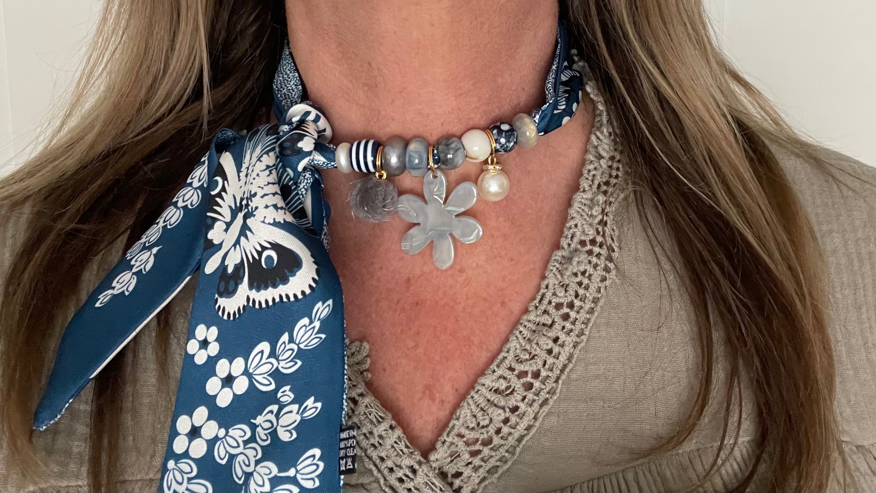 Sjaalketting- Jeansblauw bloem