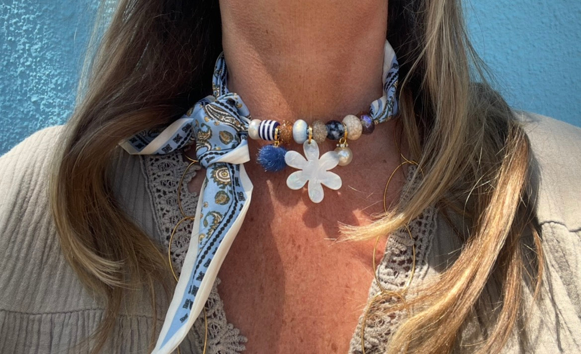 Sjaalketting - Blauw cognac met bloem