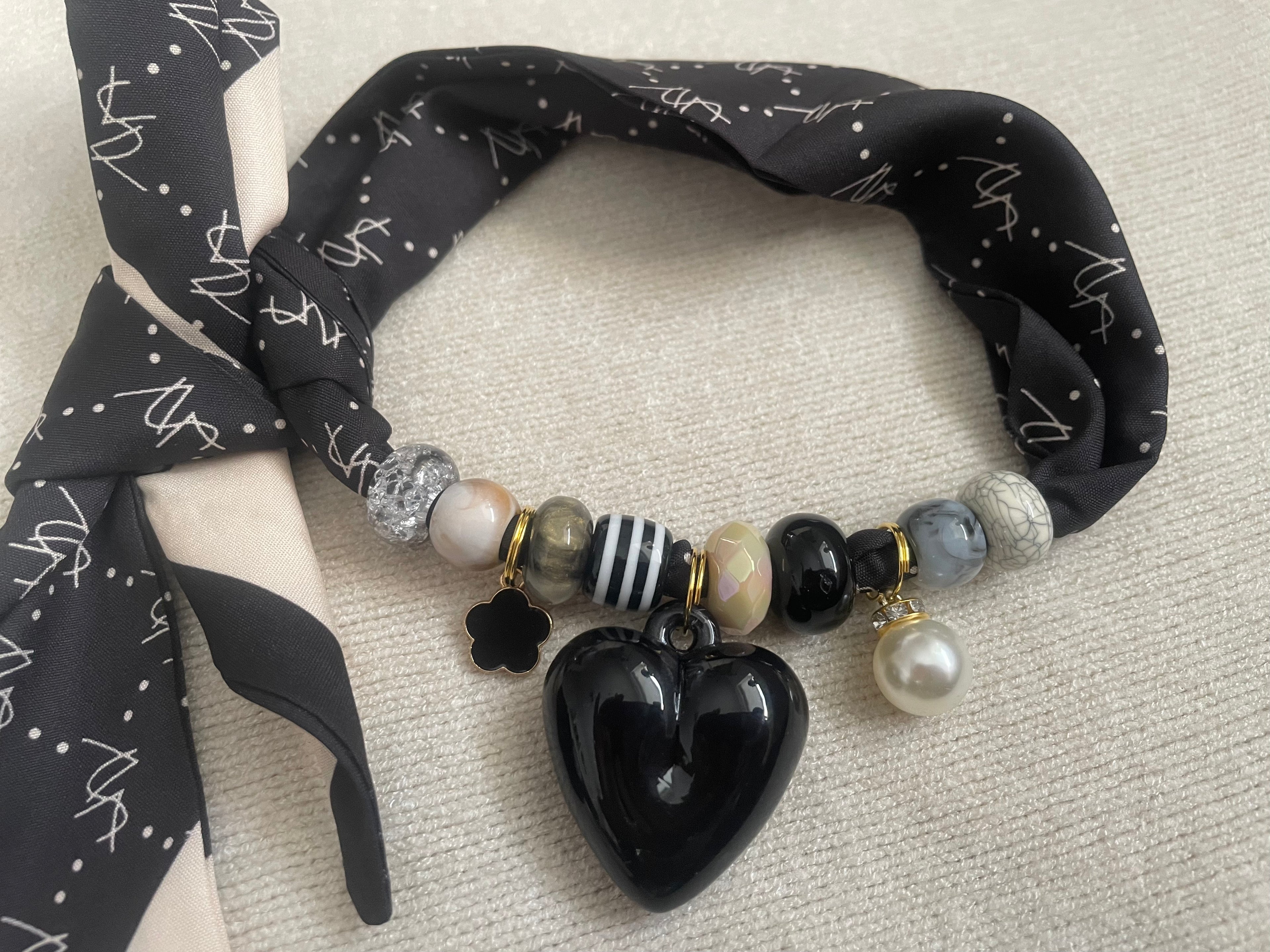 Sjaalketting® - Zwart ecru hart