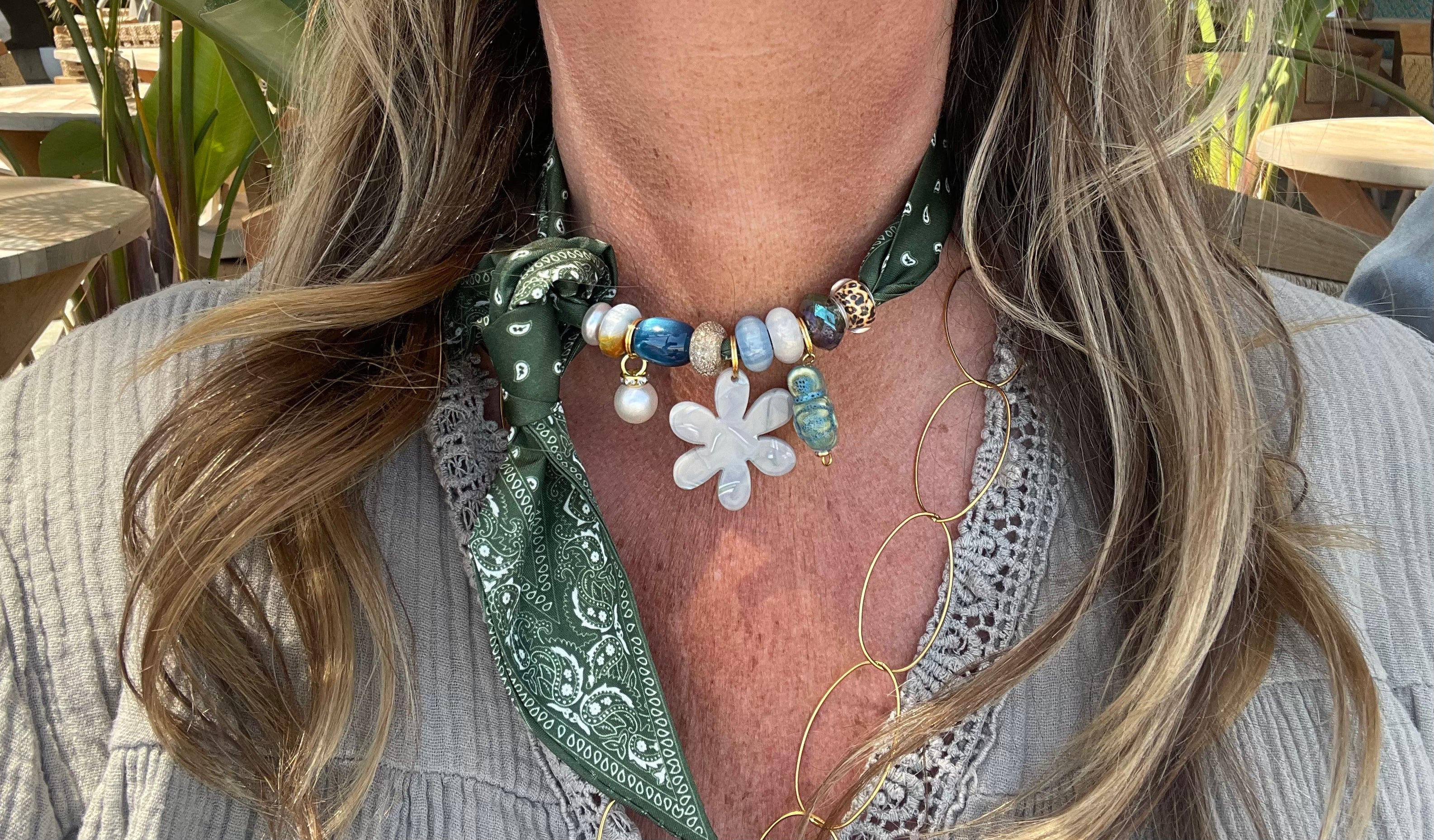 Sjaalketting - Groen met licht blauw bloem