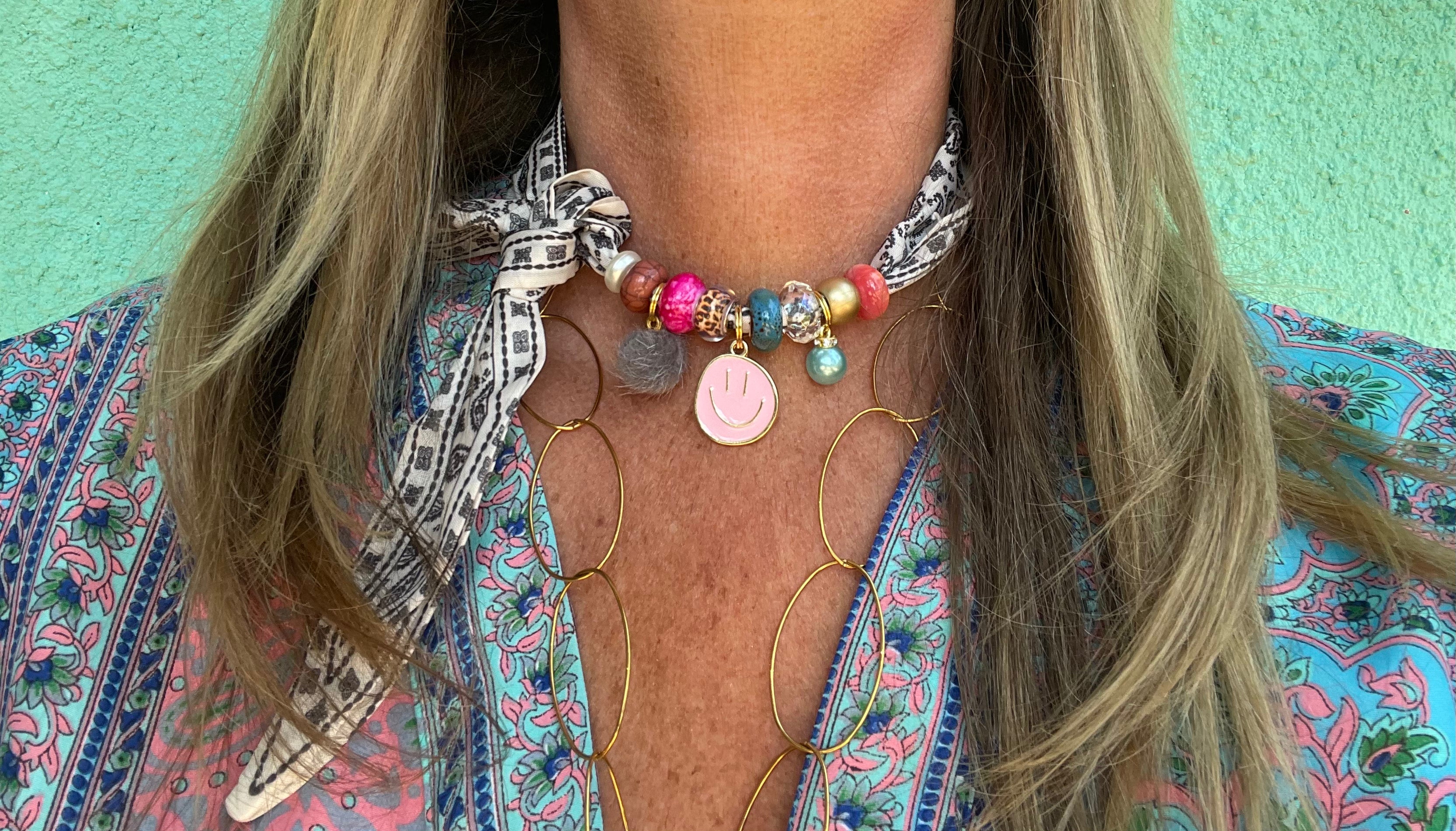 Sjaalketting - Zwart wit met licht rose smiley
