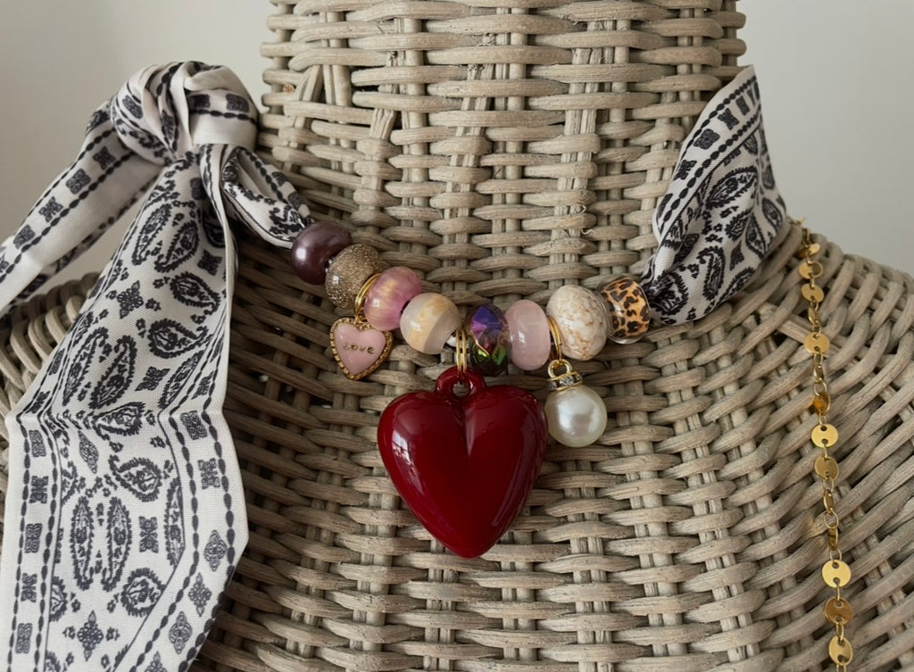 Sjaalketting- Grijs ecru  met bordeaux hart