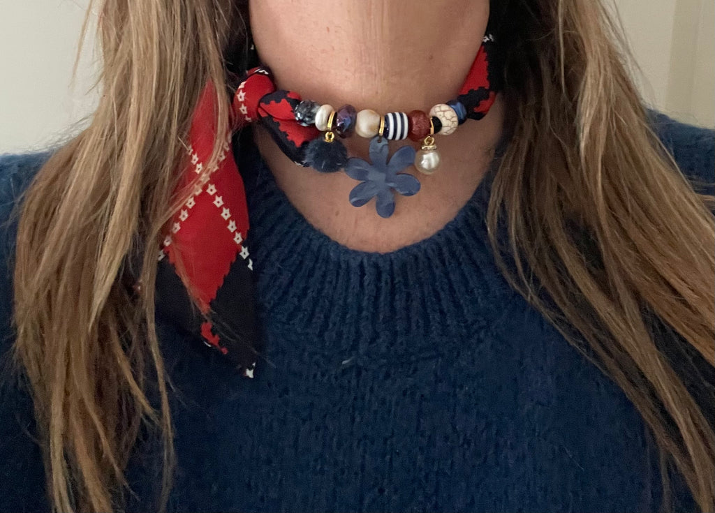 Sjaalketting® - Rood wieber bloem