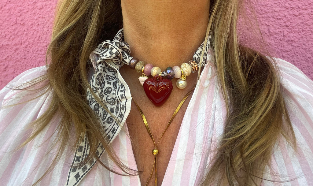 Sjaalketting- Grijs ecru  met bordeaux hart