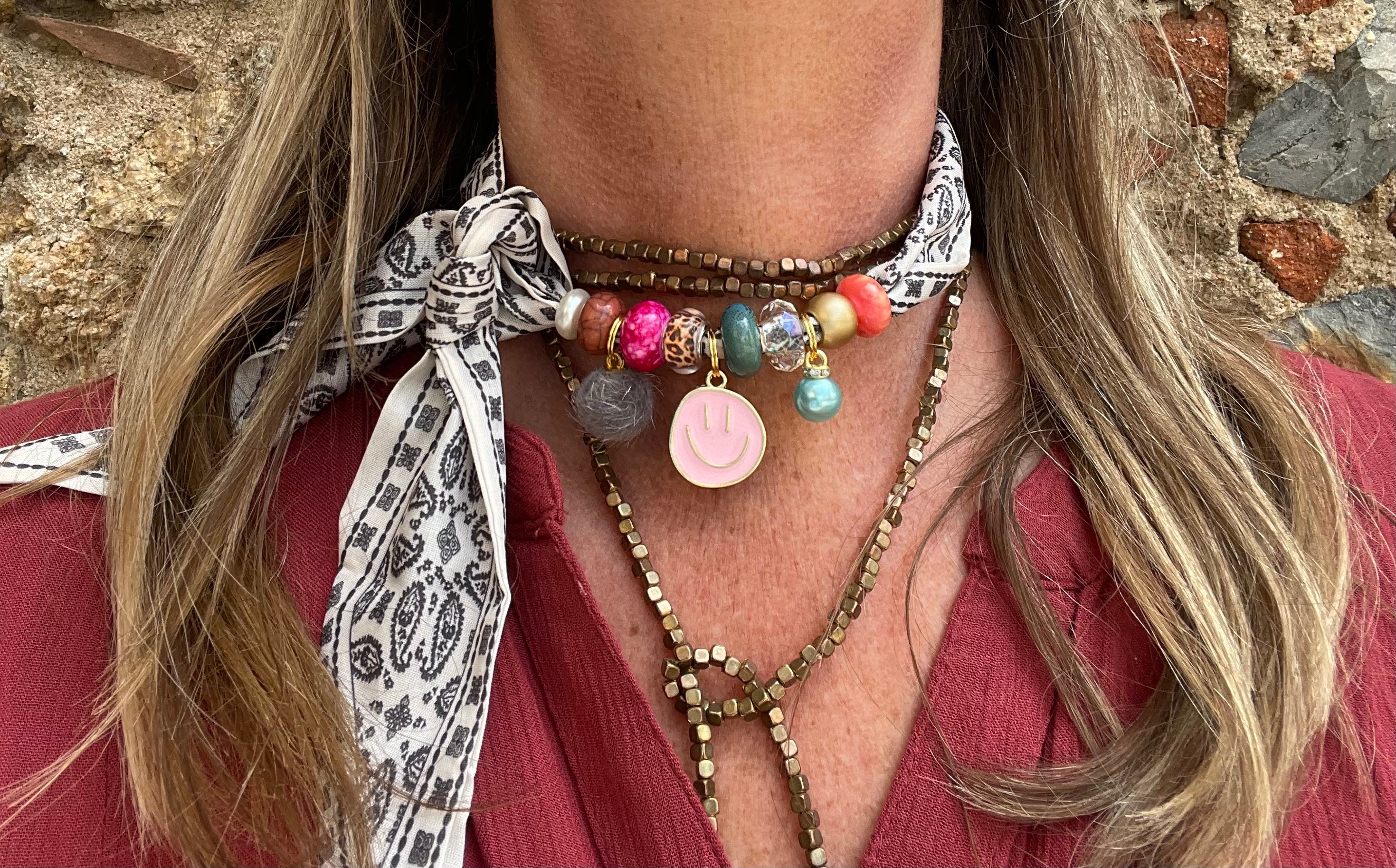 Sjaalketting - Zwart wit met licht rose smiley