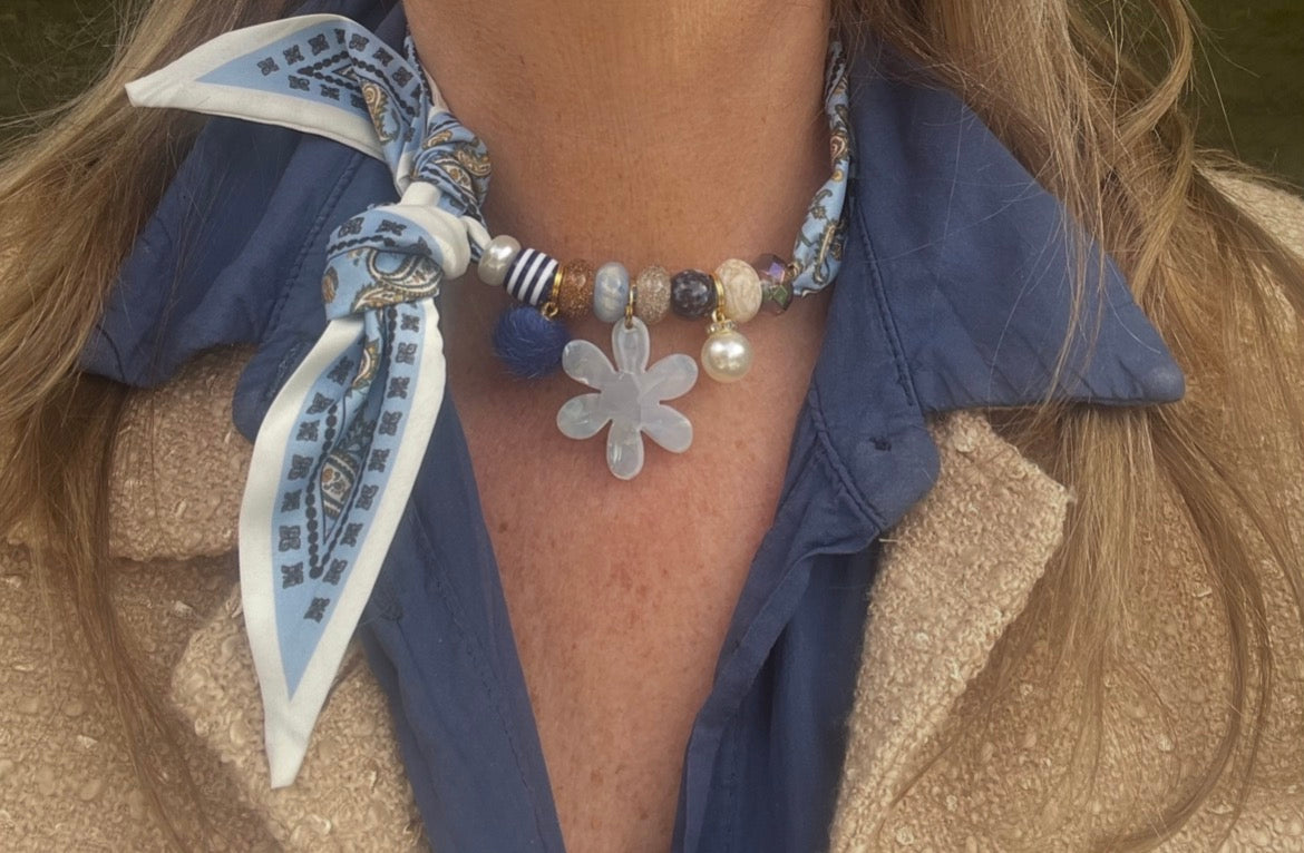 Sjaalketting - Blauw cognac met bloem