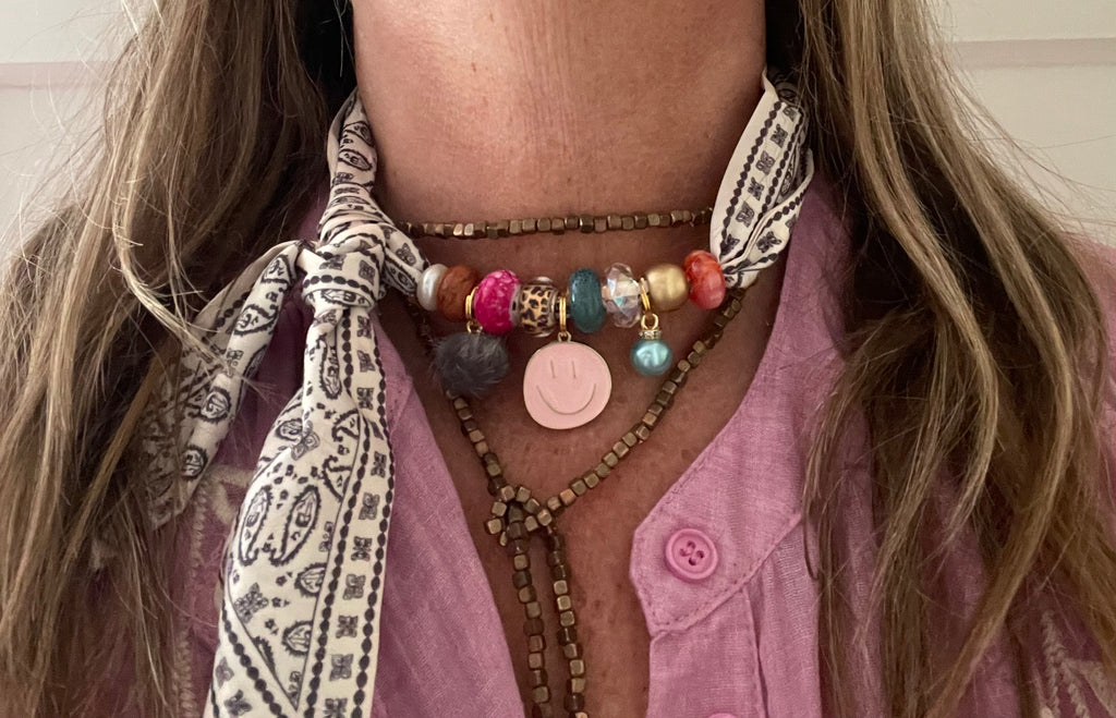 Sjaalketting - Zwart wit met licht rose smiley
