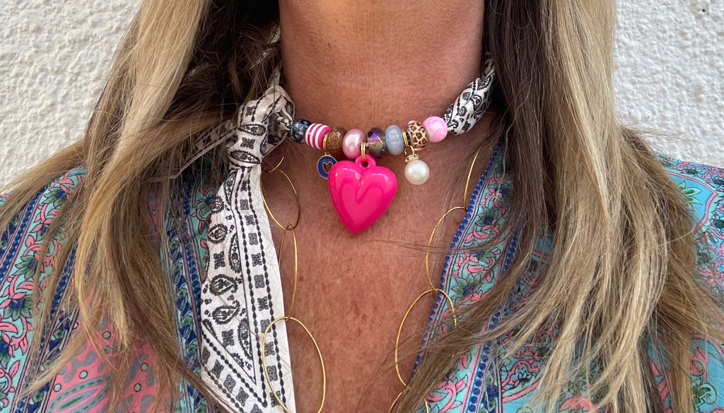 Sjaalketting - Zwart wit met fel rose hart