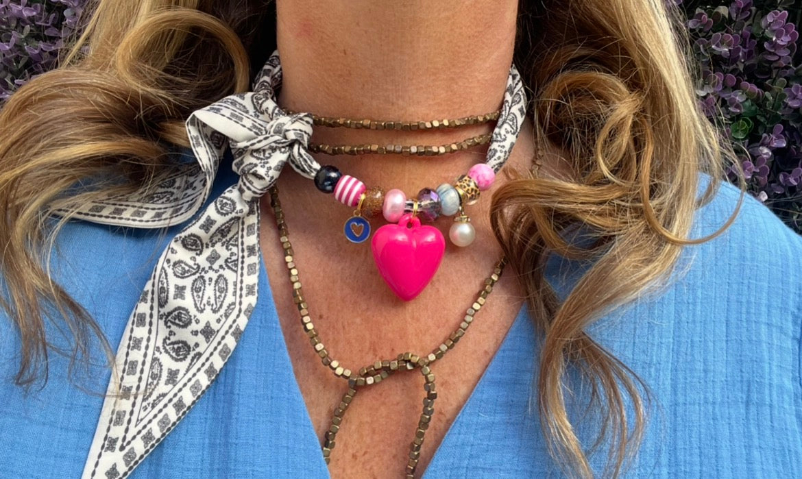 Sjaalketting - Zwart wit met fel rose hart
