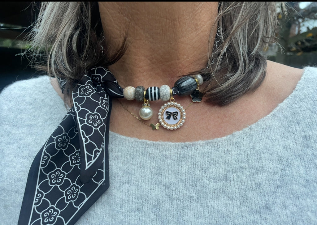 Sjaalketting® 
- Zwart wit parel