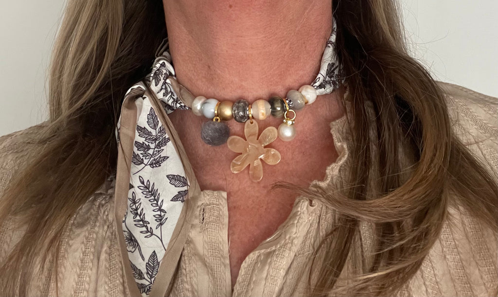 Sjaalketting - Beige grijs met beige bloem