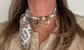 Sjaalketting - Beige grijs met beige bloem