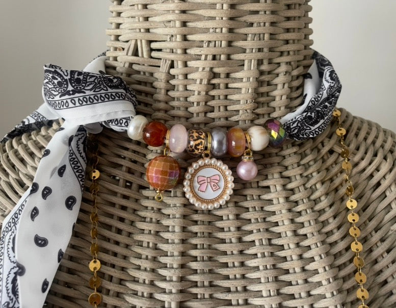 Sjaalketting - Zwart wit met nude parel