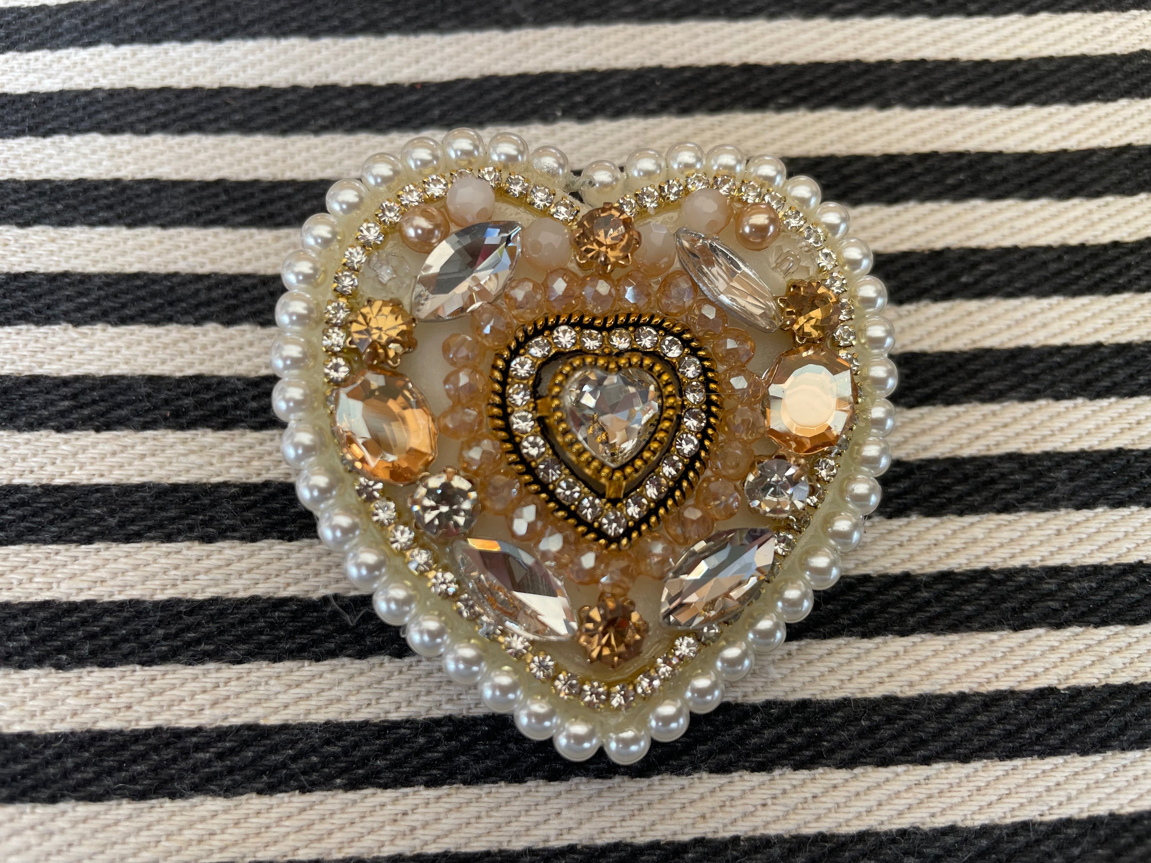 Broche - Ecru hart