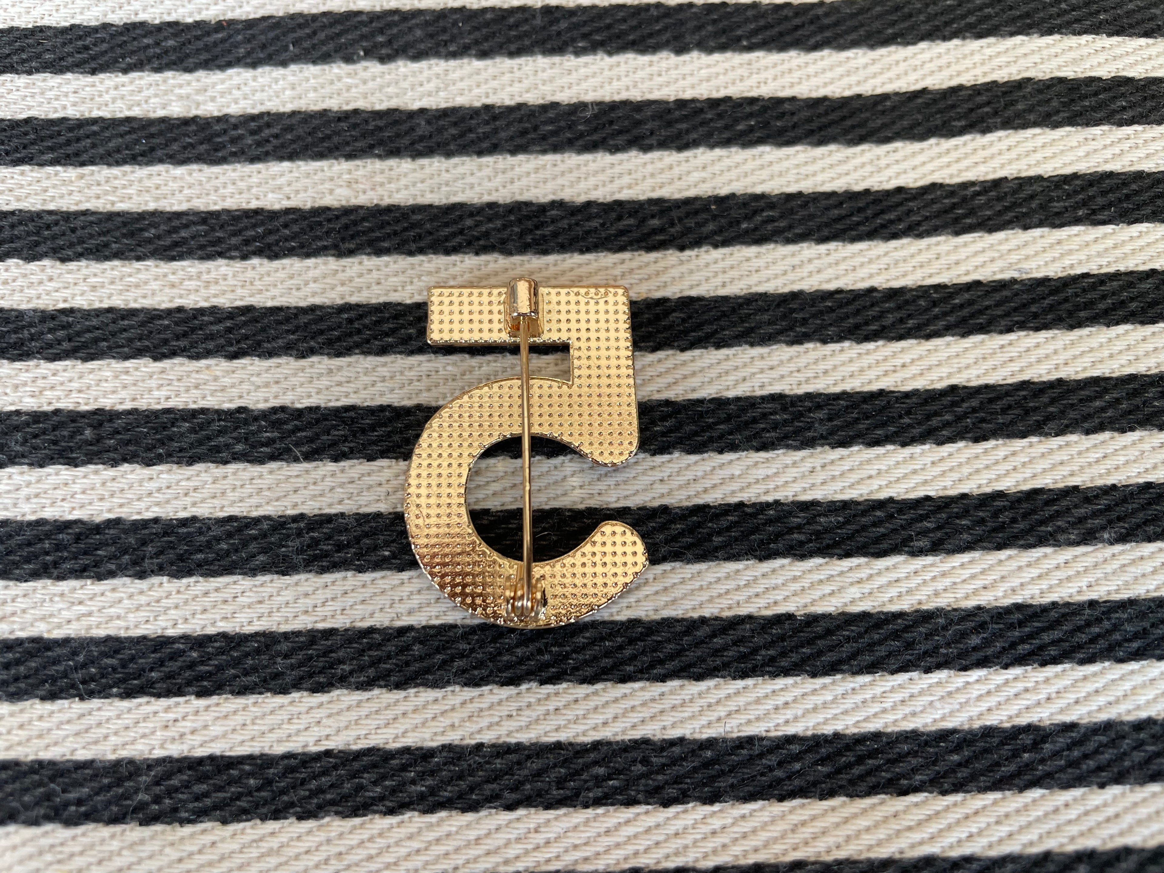Broche - Number 5