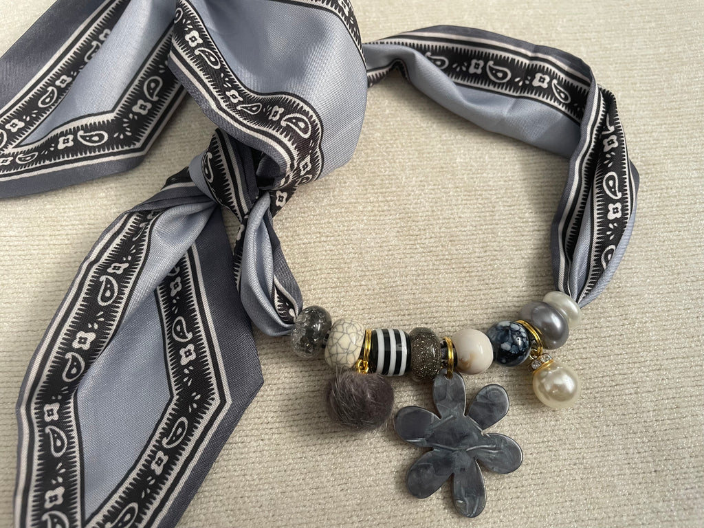 Sjaalketting® - Grijs bloem