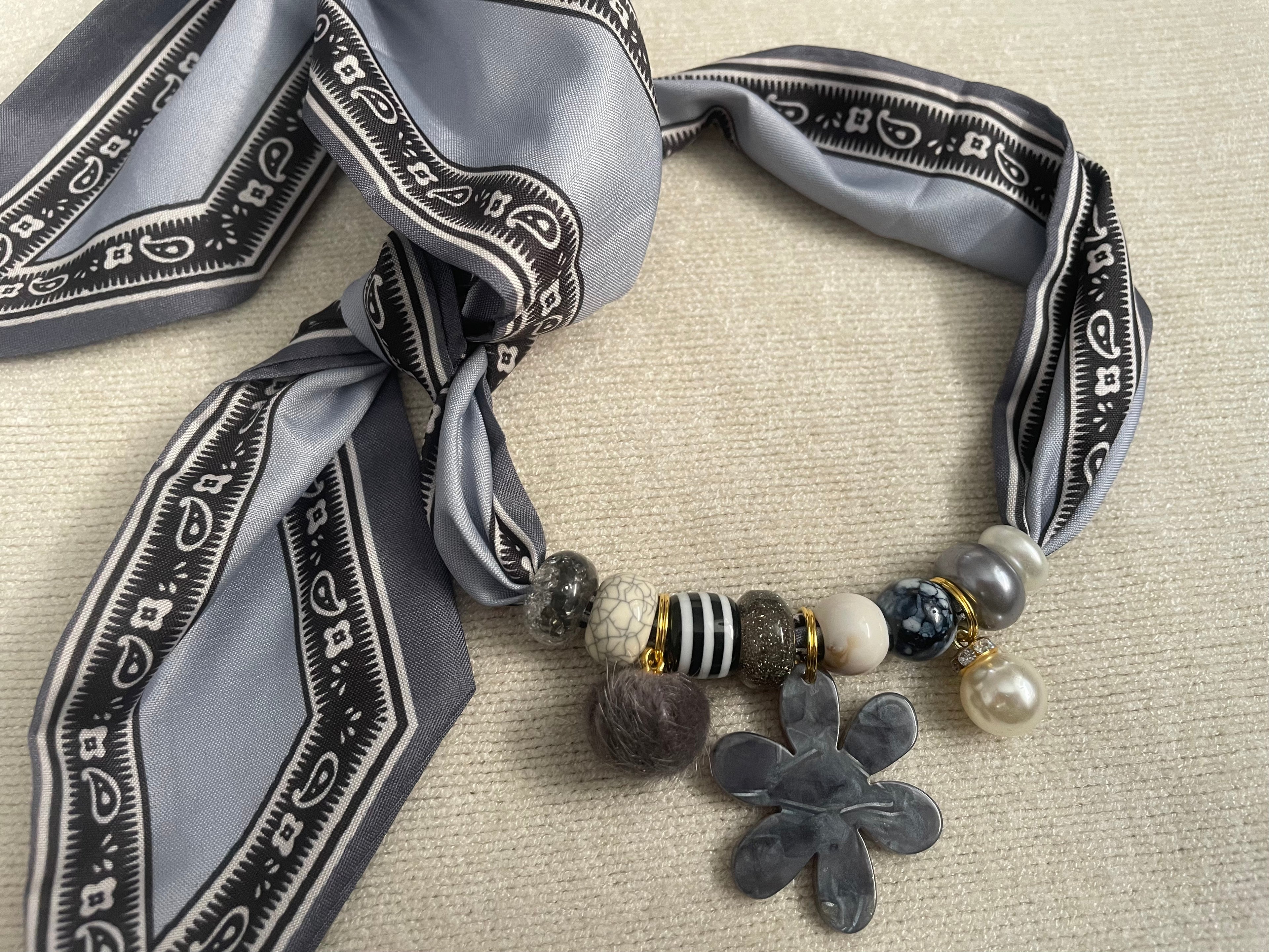 Sjaalketting® - Grijs bloem