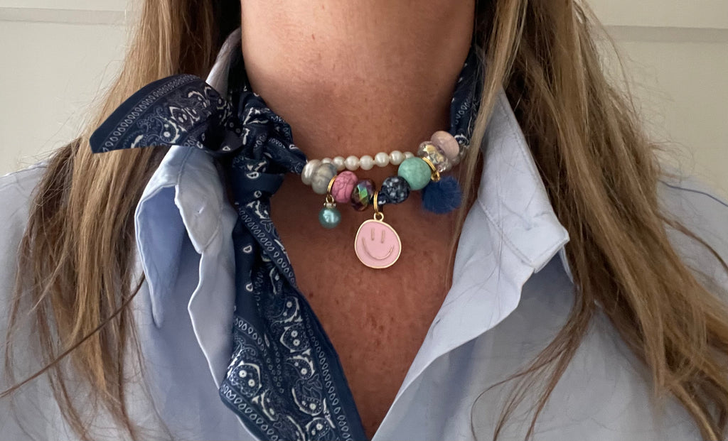 Sjaalketting - Blauw met licht rose smiley