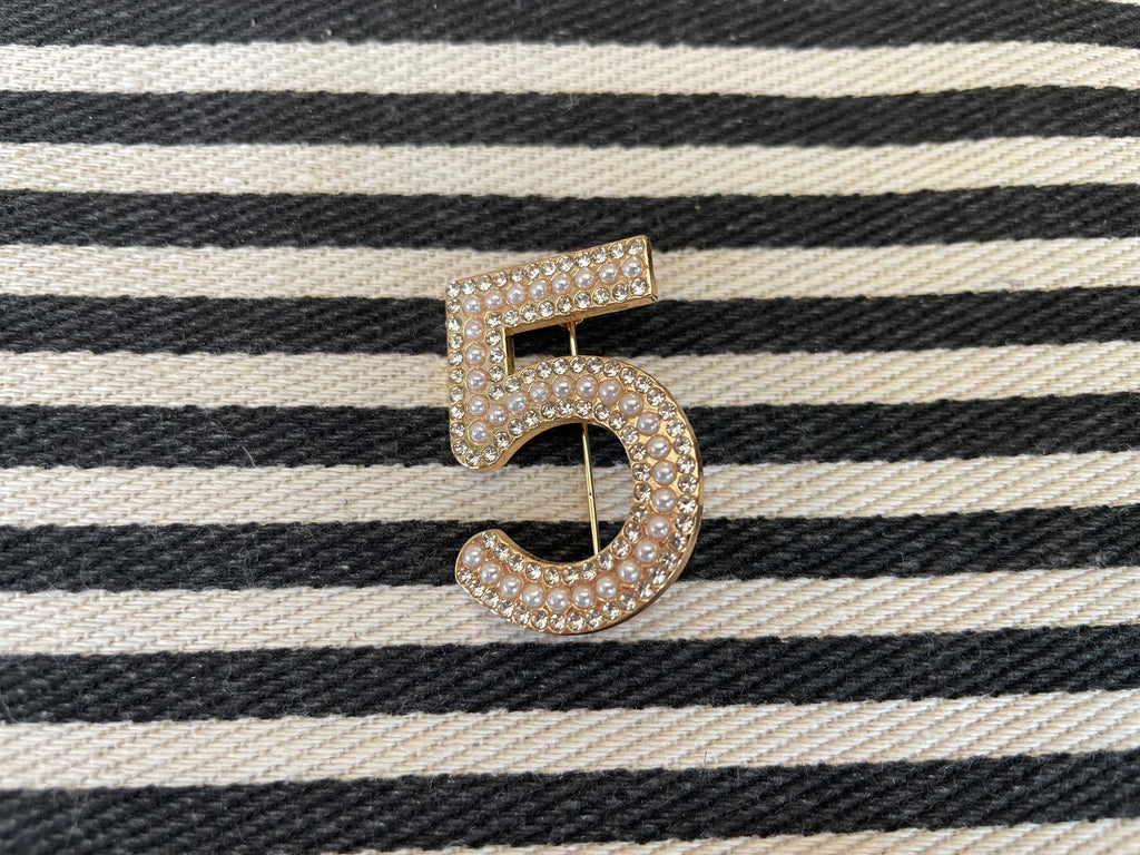 Broche - Number 5