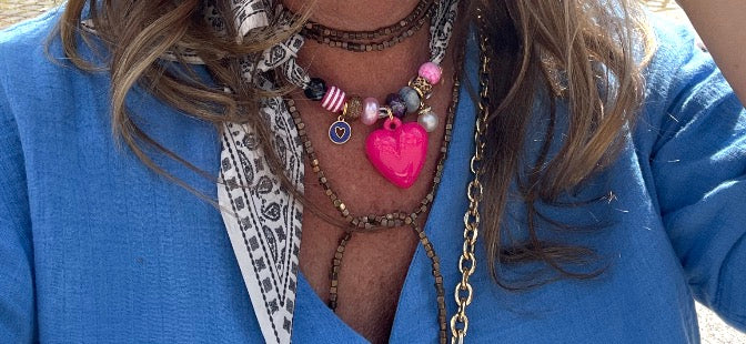 Sjaalketting - Zwart wit met fel rose hart