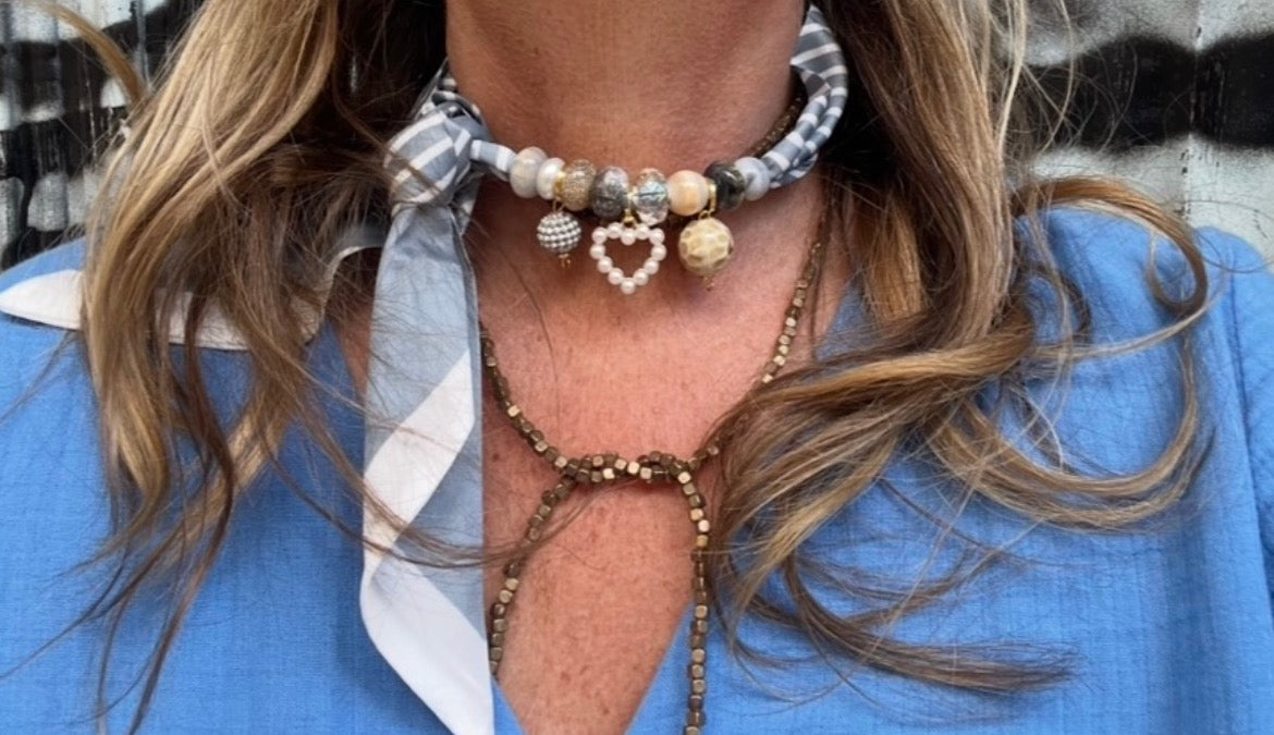 Sjaalketting® - Grijs streep met parel hartje