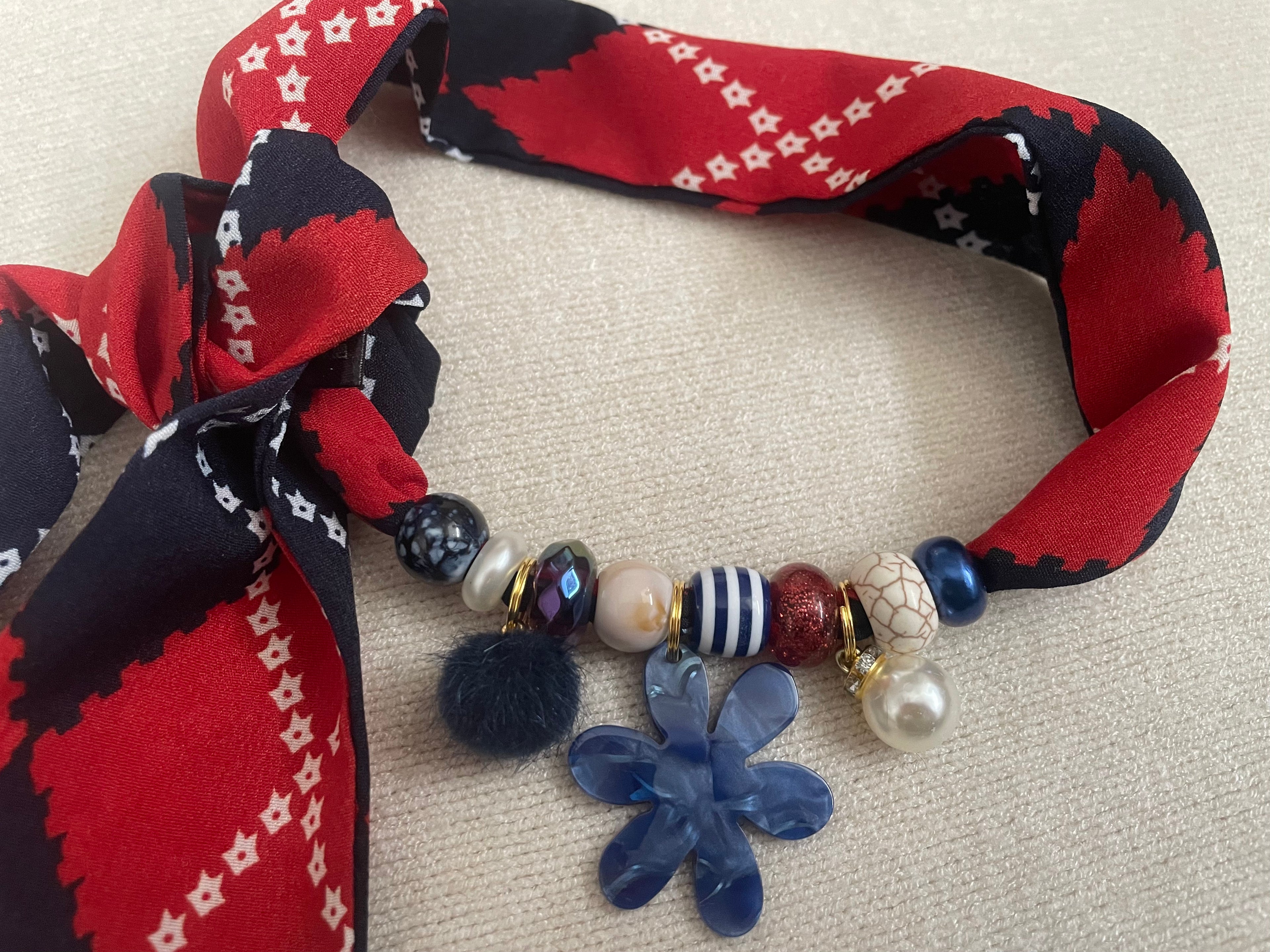 Sjaalketting® - Rood wieber bloem