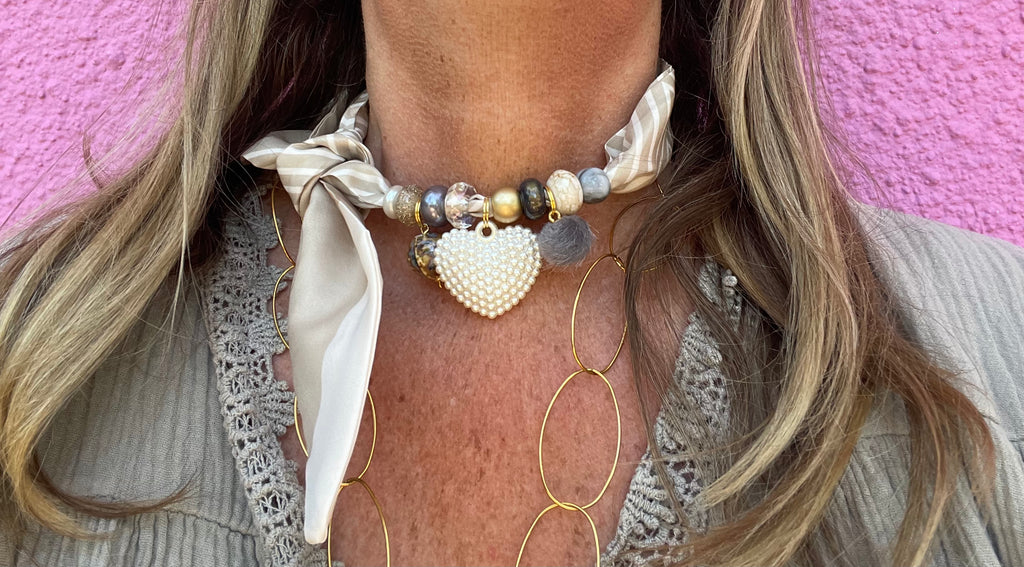 Sjaalketting - Beige wit streep met parel hart