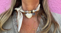 Sjaalketting - Beige wit streep met parel hart