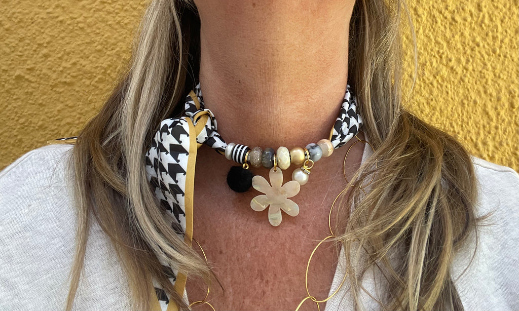 Sjaalketting - Zwart wit oker met beige bloem
