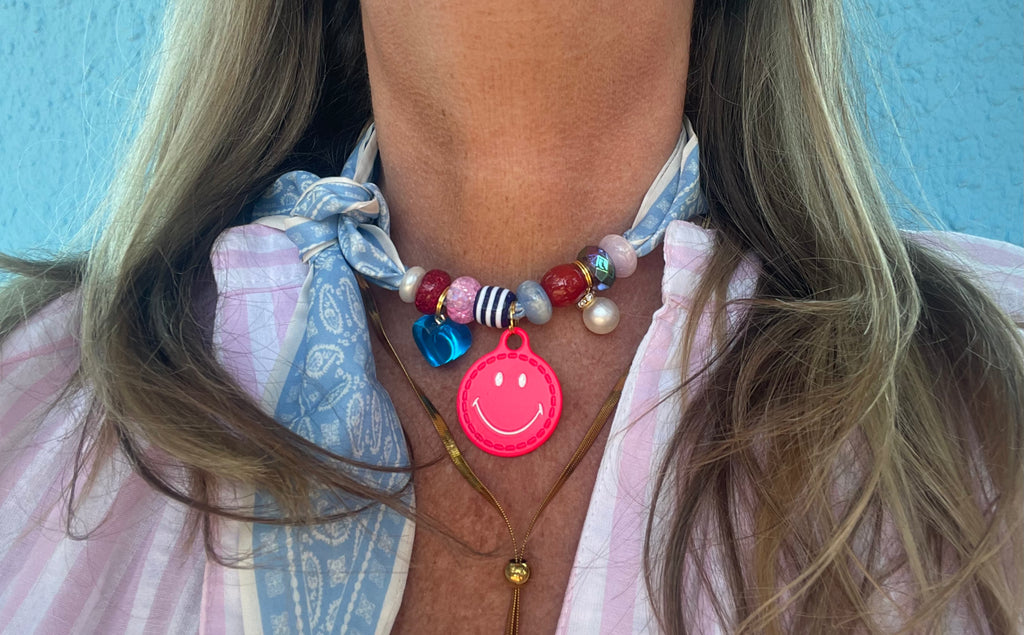 Sjaalketting - Licht blauw fel smiley