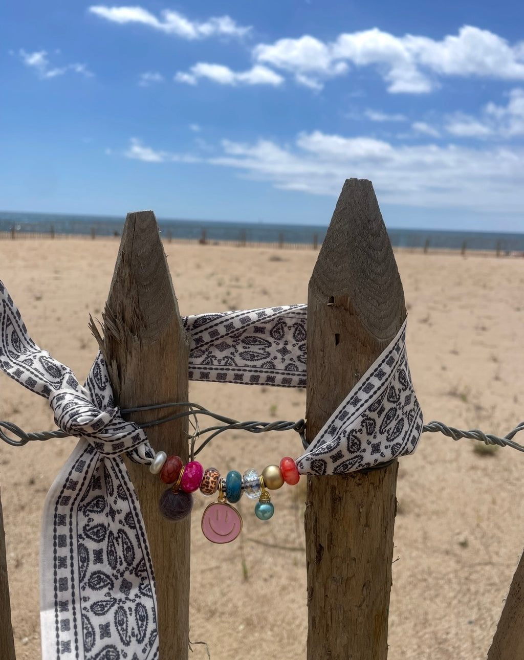 Sjaalketting - Zwart wit met licht rose smiley