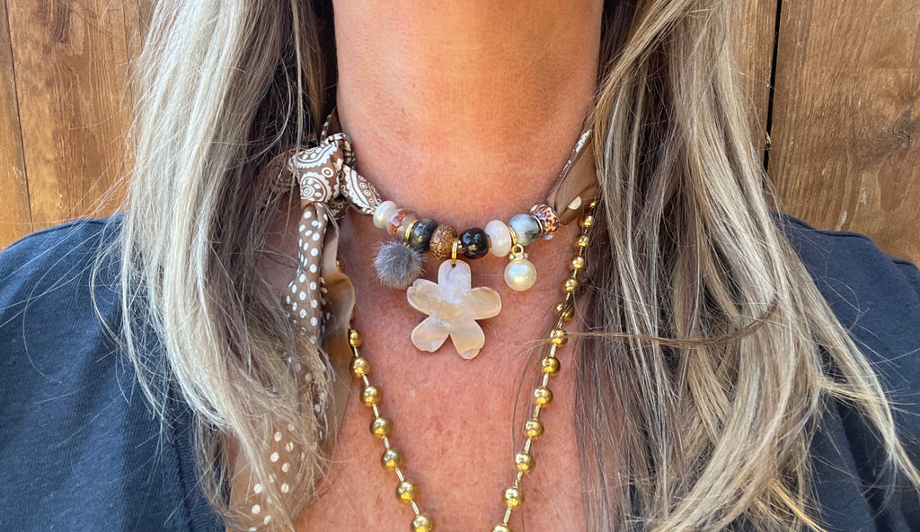 Sjaalketting - Beige wit met panterbloem aan 2 kanten draagbaar