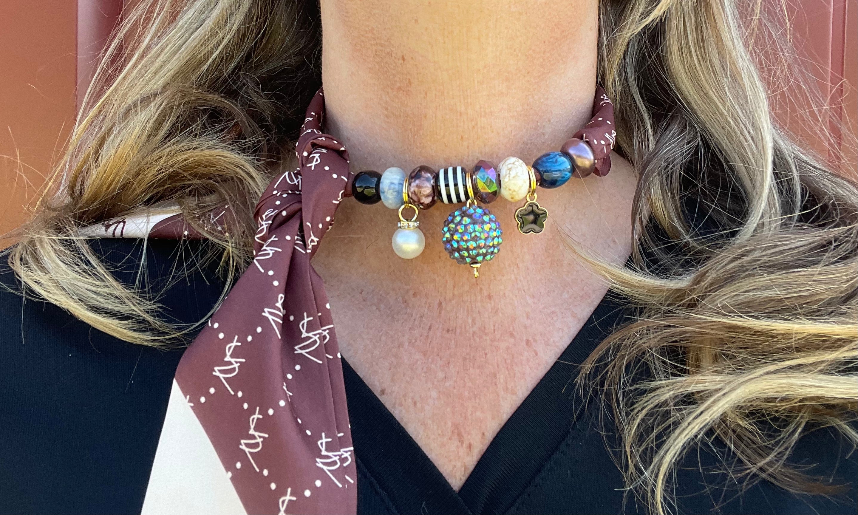 Sjaalketting- Burgundy met lichte blauwe bol