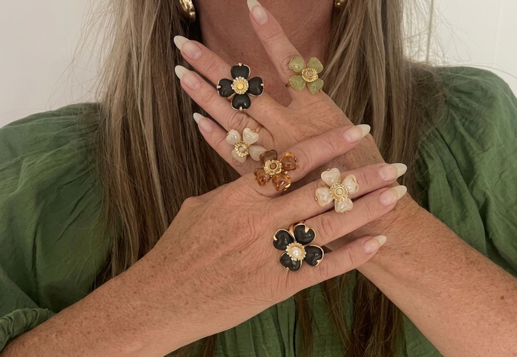 Ring wit ecru bloem