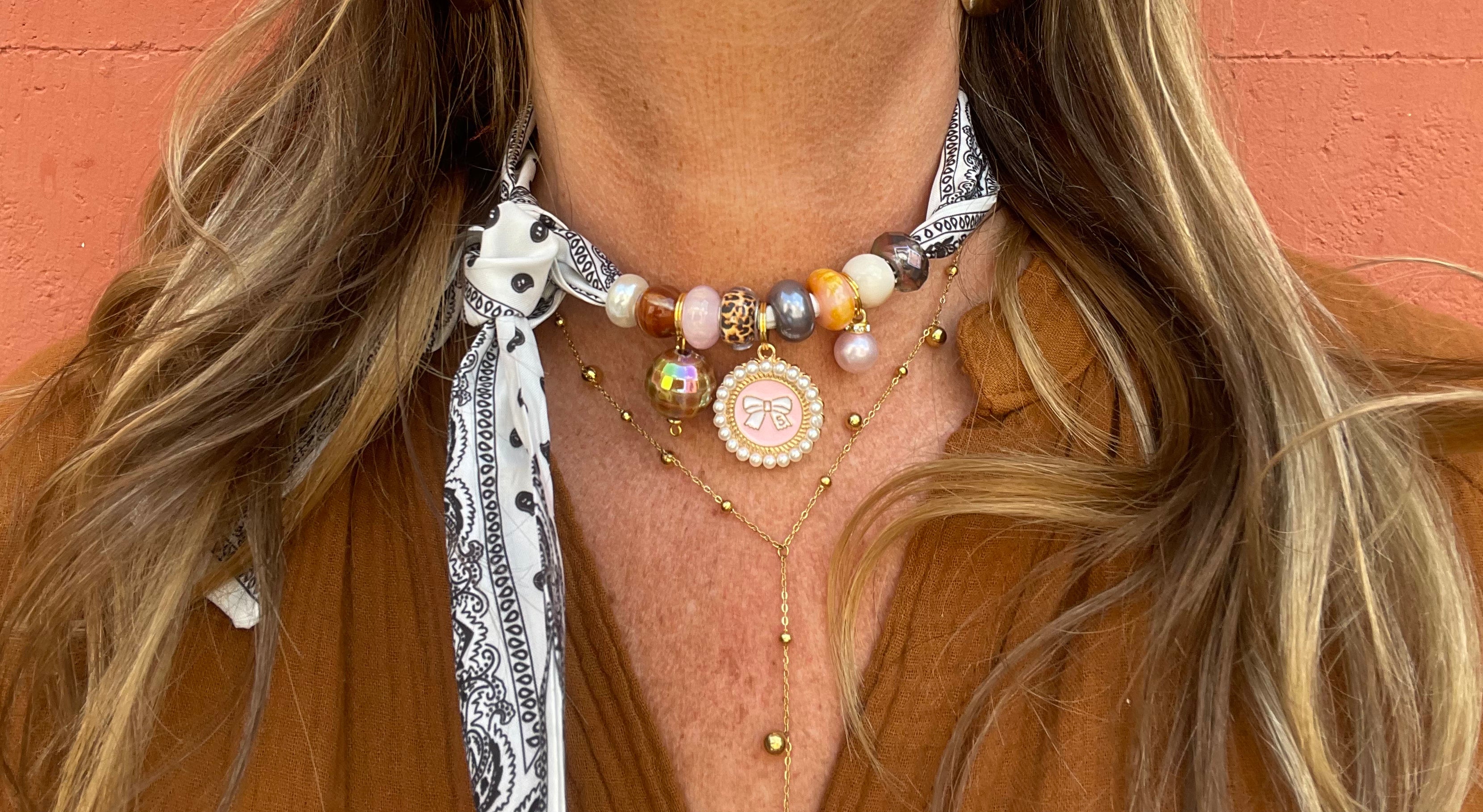 Sjaalketting - Zwart wit met nude parel