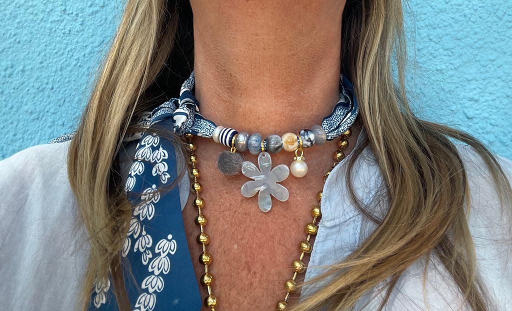 Sjaalketting- Jeansblauw met bloem