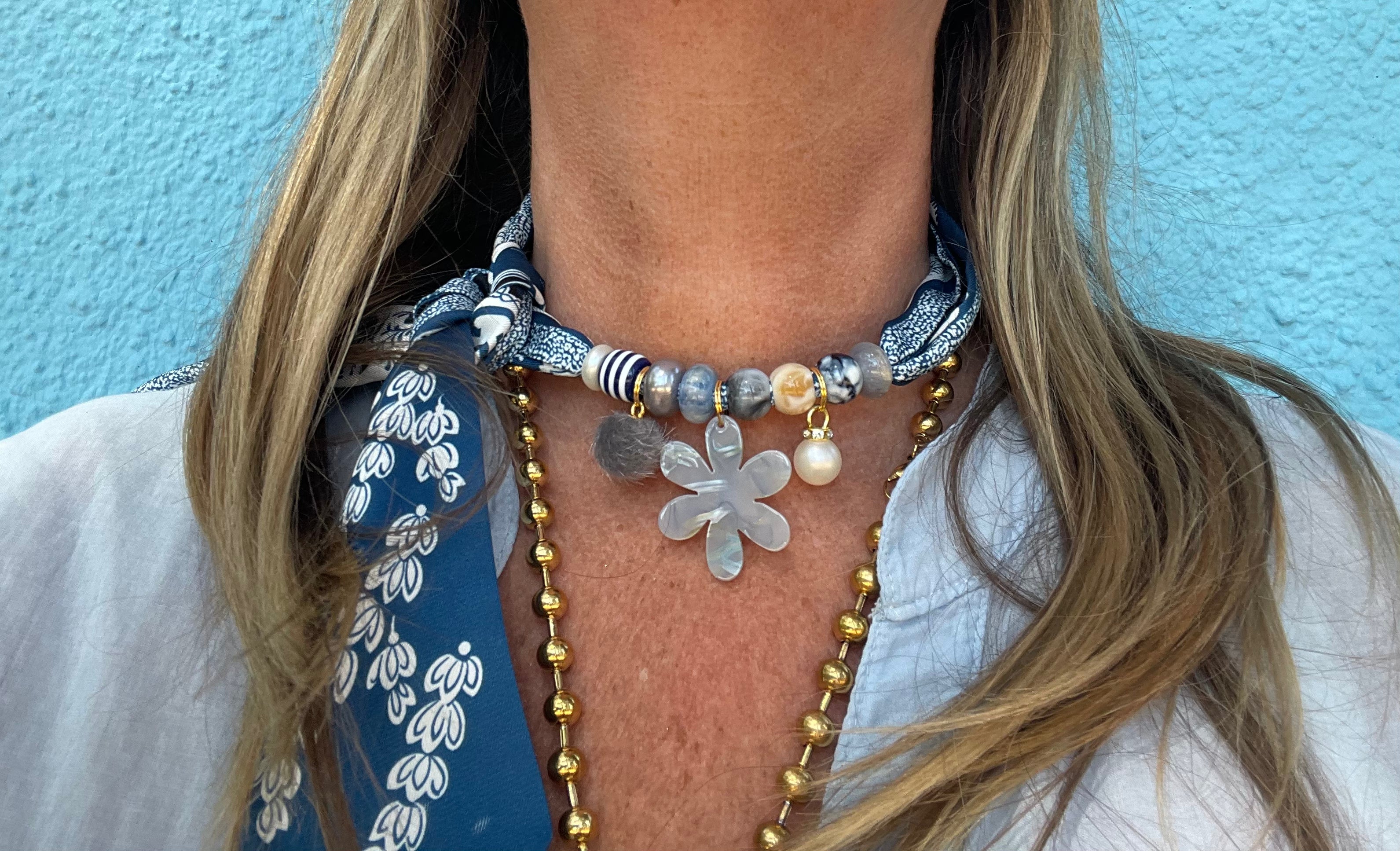 Sjaalketting- Jeansblauw met bloem