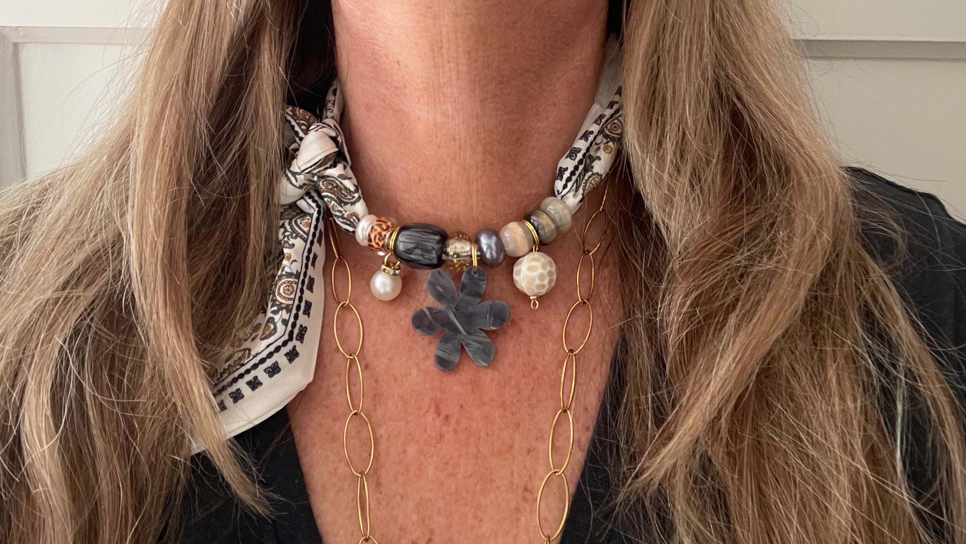 Sjaalenketting - Grijs beige Paisley