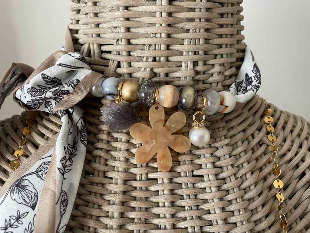 Sjaalketting - Beige grijs met beige bloem