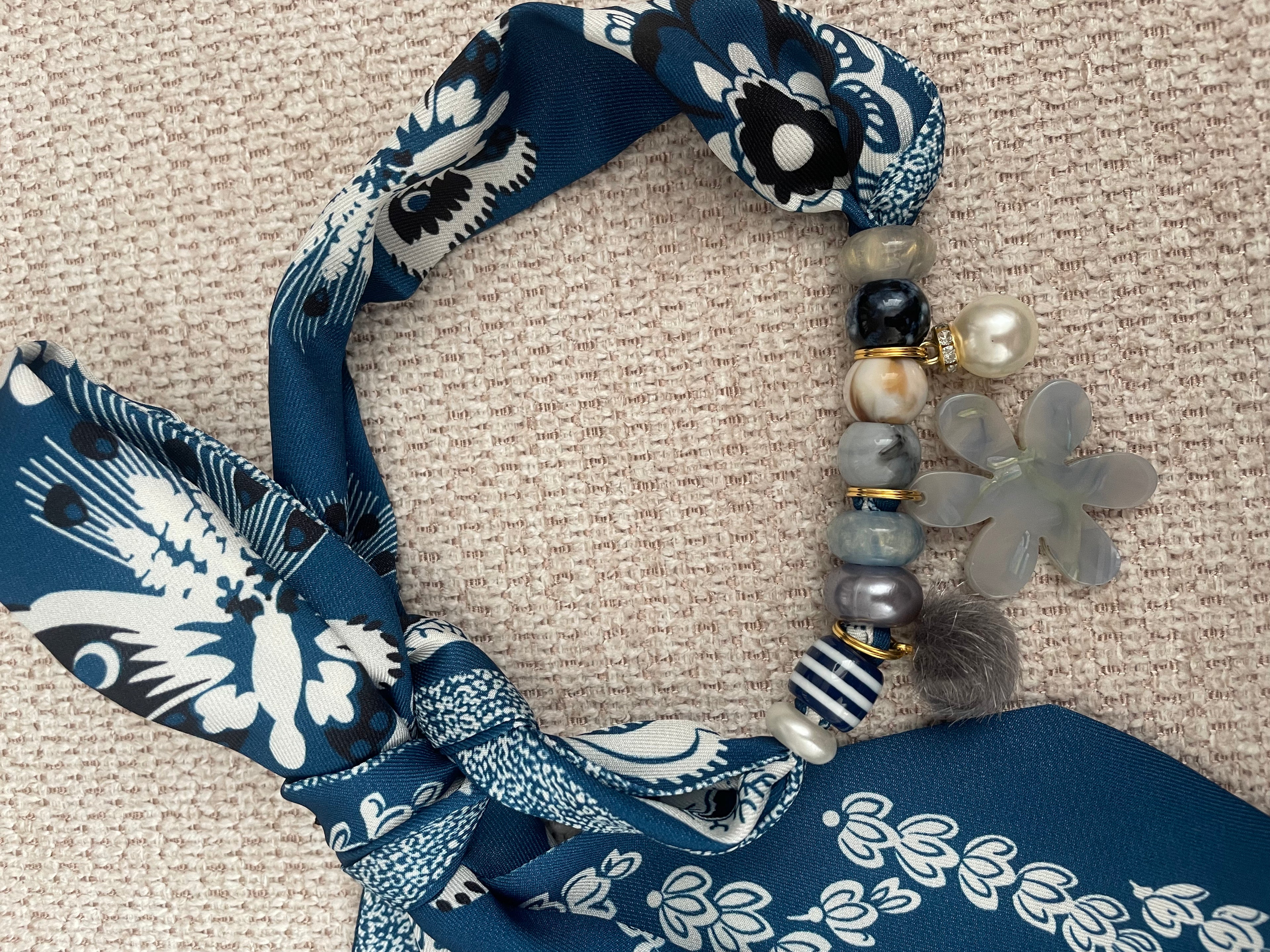 Sjaalketting- Jeansblauw bloem