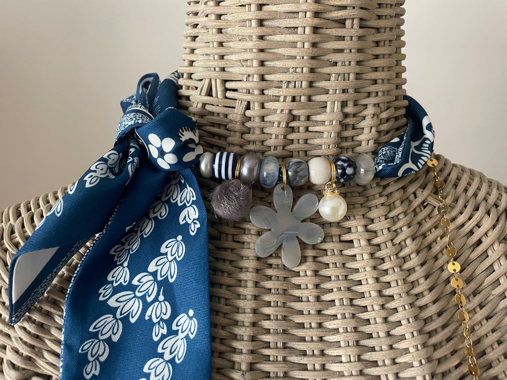 Sjaalketting- Jeansblauw met bloem