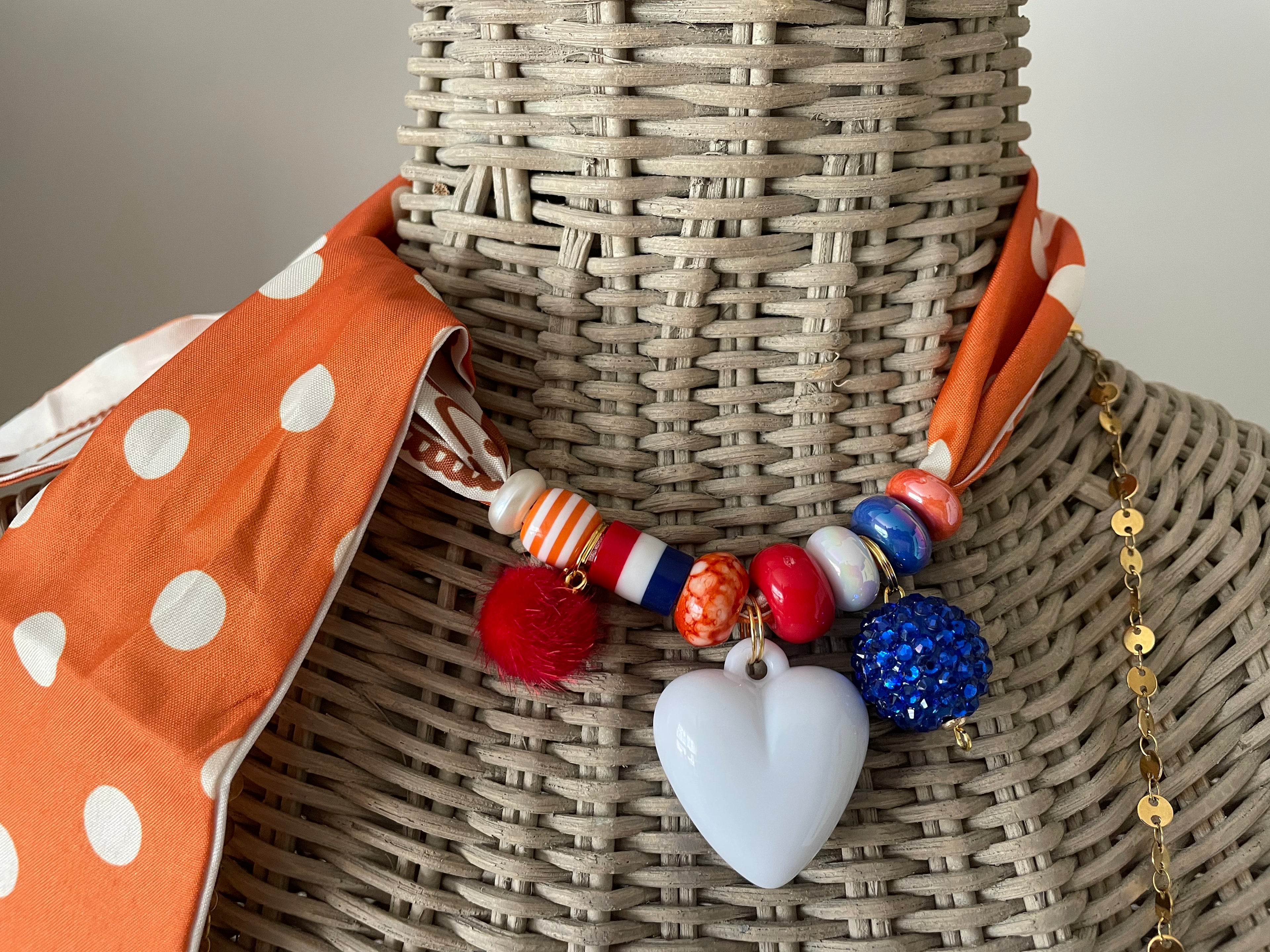 Sjaalketting- oranje wit hart