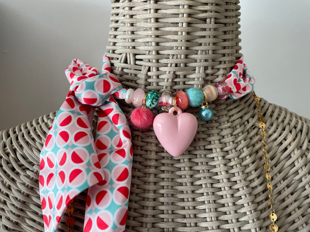 Sjaalketting- Groen en fris rood met licht rose hart