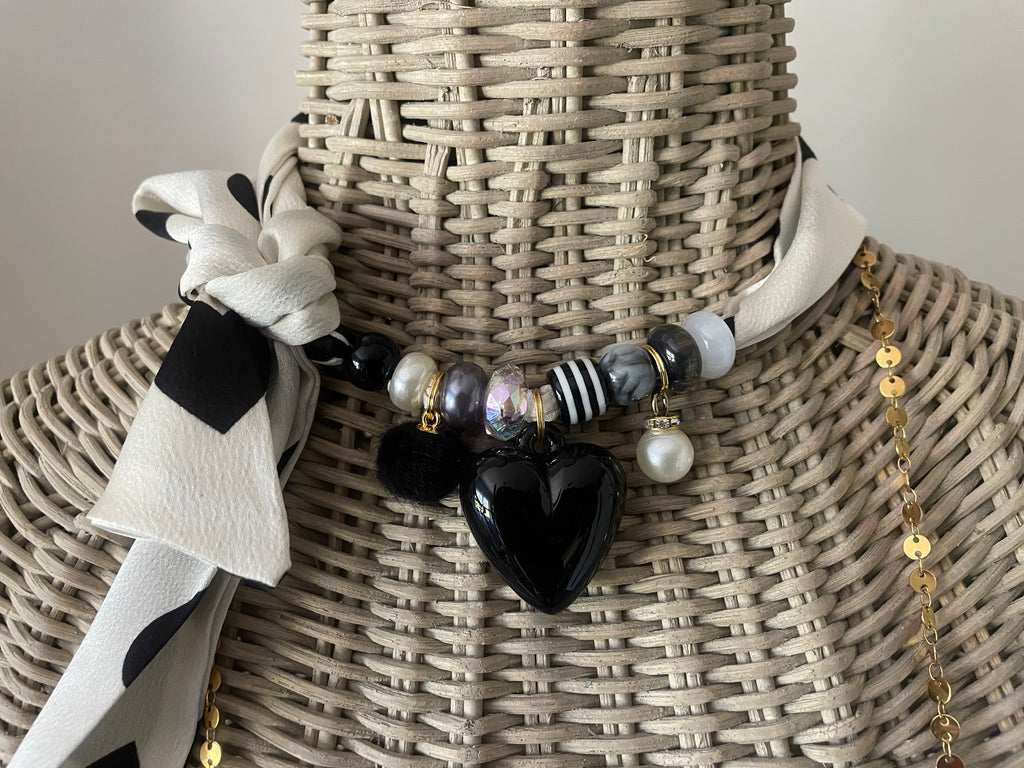 Sjaalketting - Ecru zwart met hart