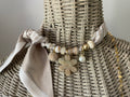 Sjaalketting® 
- Zand streep met beige bloem